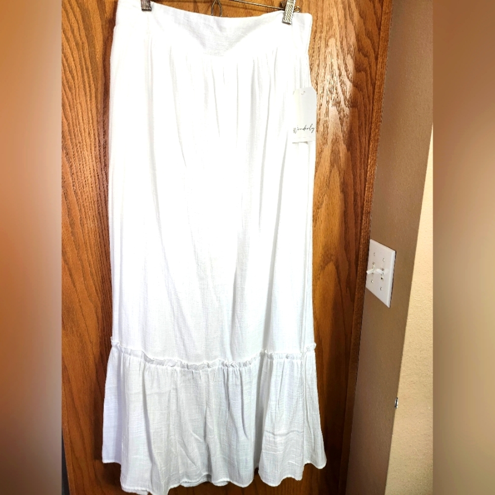 Wonderly white skirt.